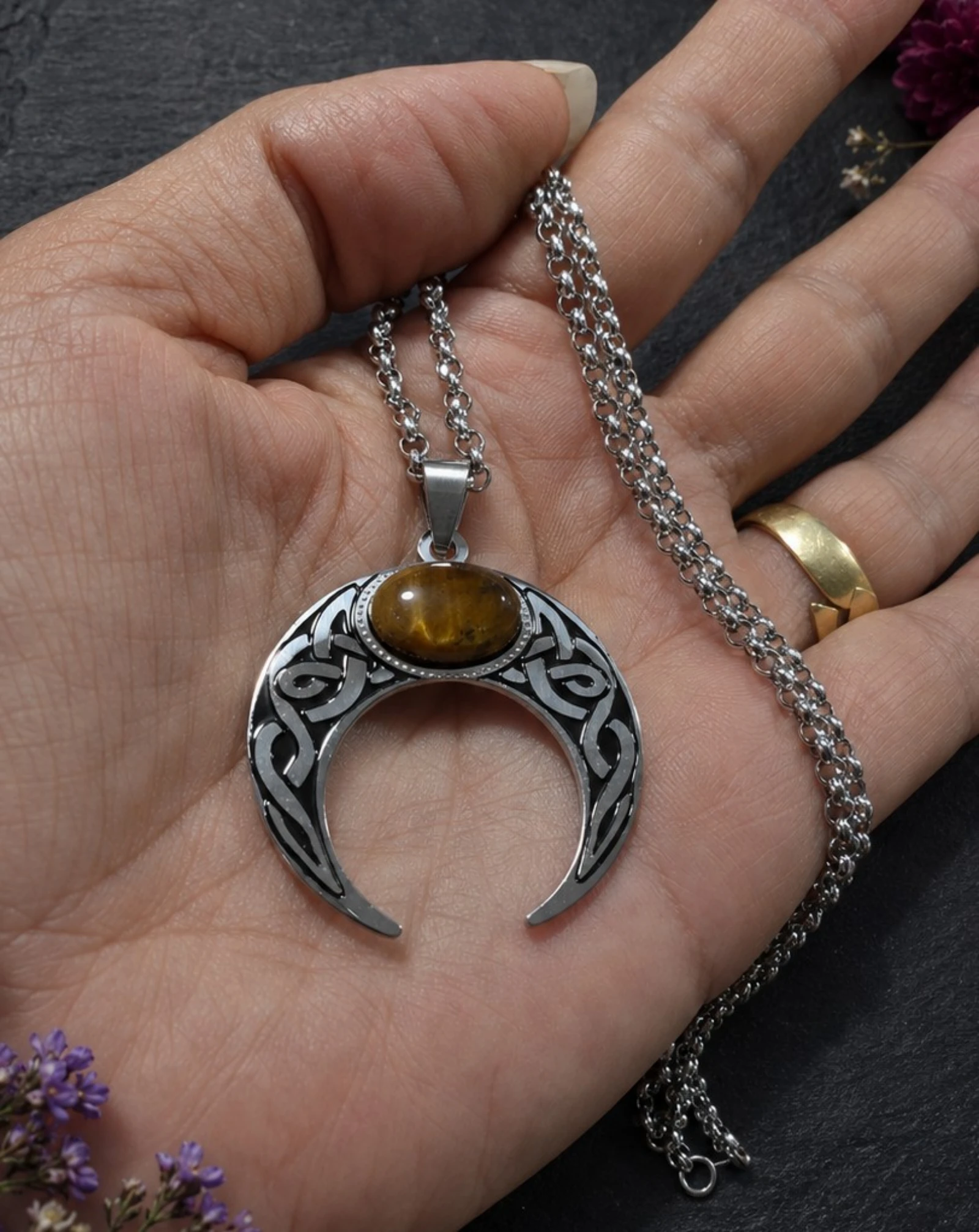 Colgante de acero luna con piedra ojo de tigre
